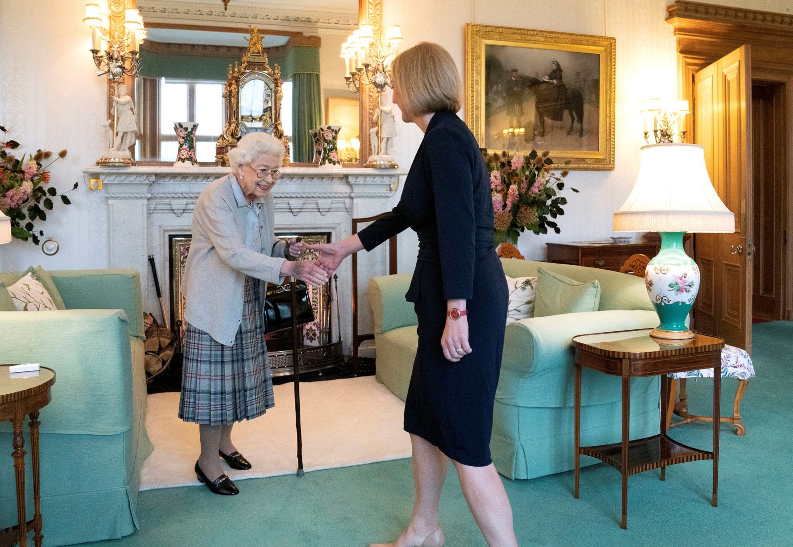 الملكة إليزابيث تصافح رئيسة الحكومة ليز ترس  - REUTERS