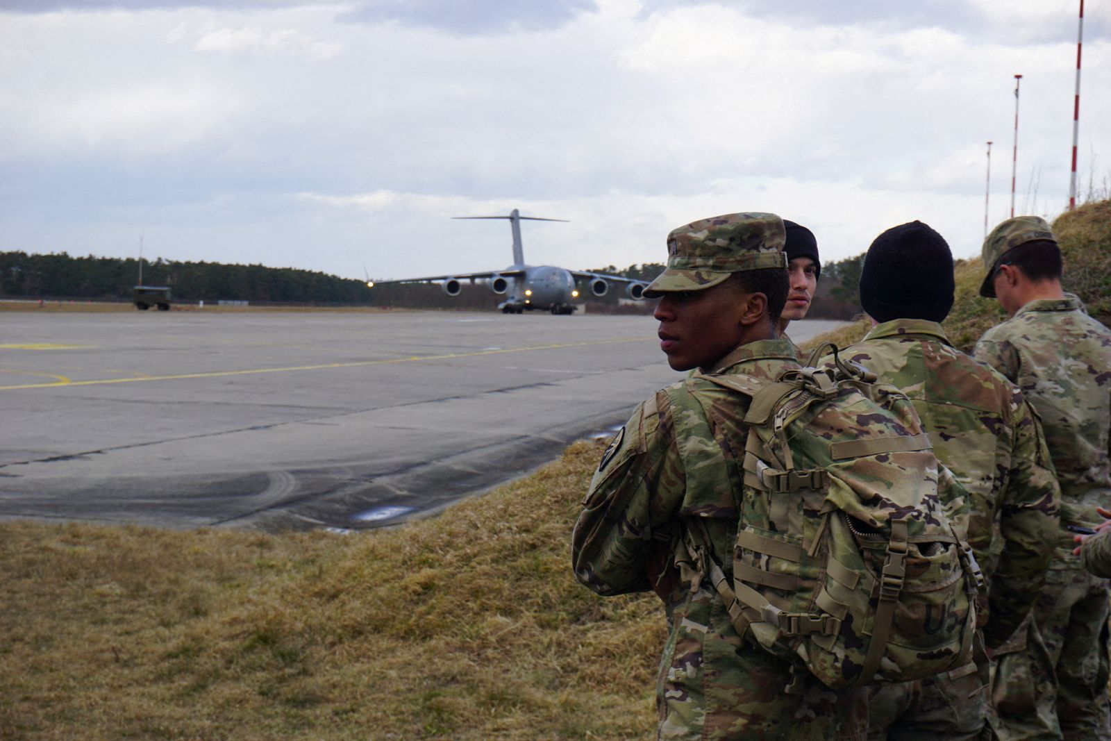 جنود أميركيون خلال التحضير لتدريبات عسكرية مشتركة للناتو في مالاتسكي بسلوفاكيا 17 فبراير 2022 - REUTERS