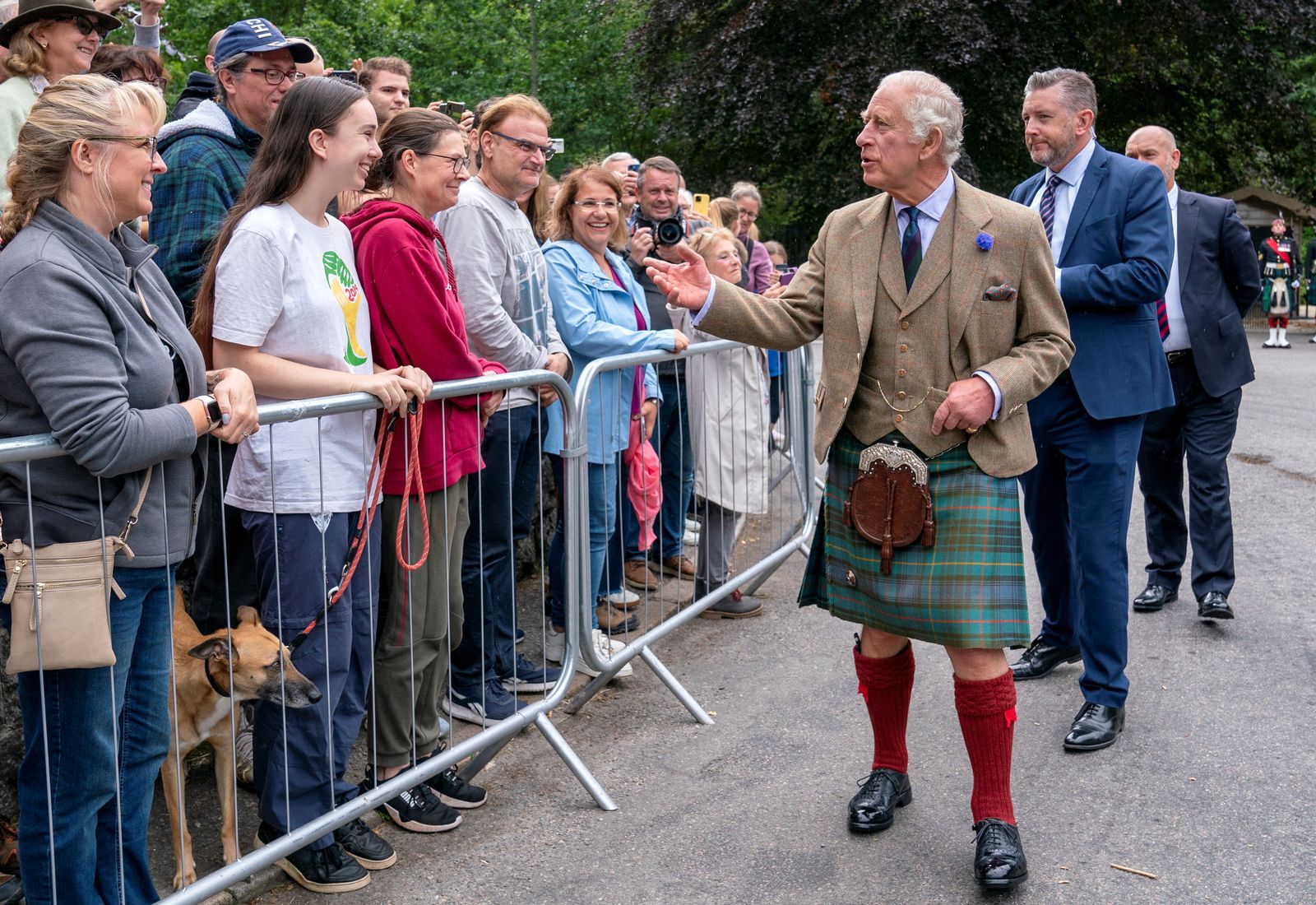 ملك بريطانيا تشارلز الثالث يلتقي أفراد من الجمهور في اسكتلندا عند بوابات بالمورال. 21 أغسطس 2023 - via REUTERS