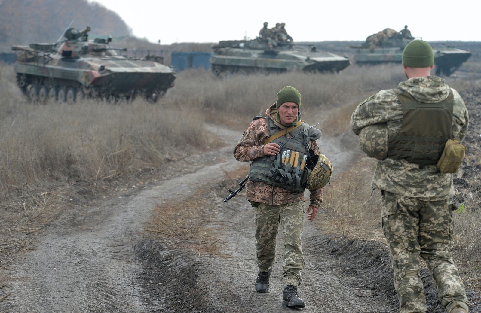 جنود أوكرانيون يستعدون لركوب ناقلات جند مدرعة (APC) في مستوطنة Bohdanivka، التي تقع في منطقة فض الاشتباك بالقرب من خط التماس مع المتمردين الانفصاليين المدعومين روسياً في دونيتسك. أوكرانيا  في 9 نوفمبر2019.  - REUTERS