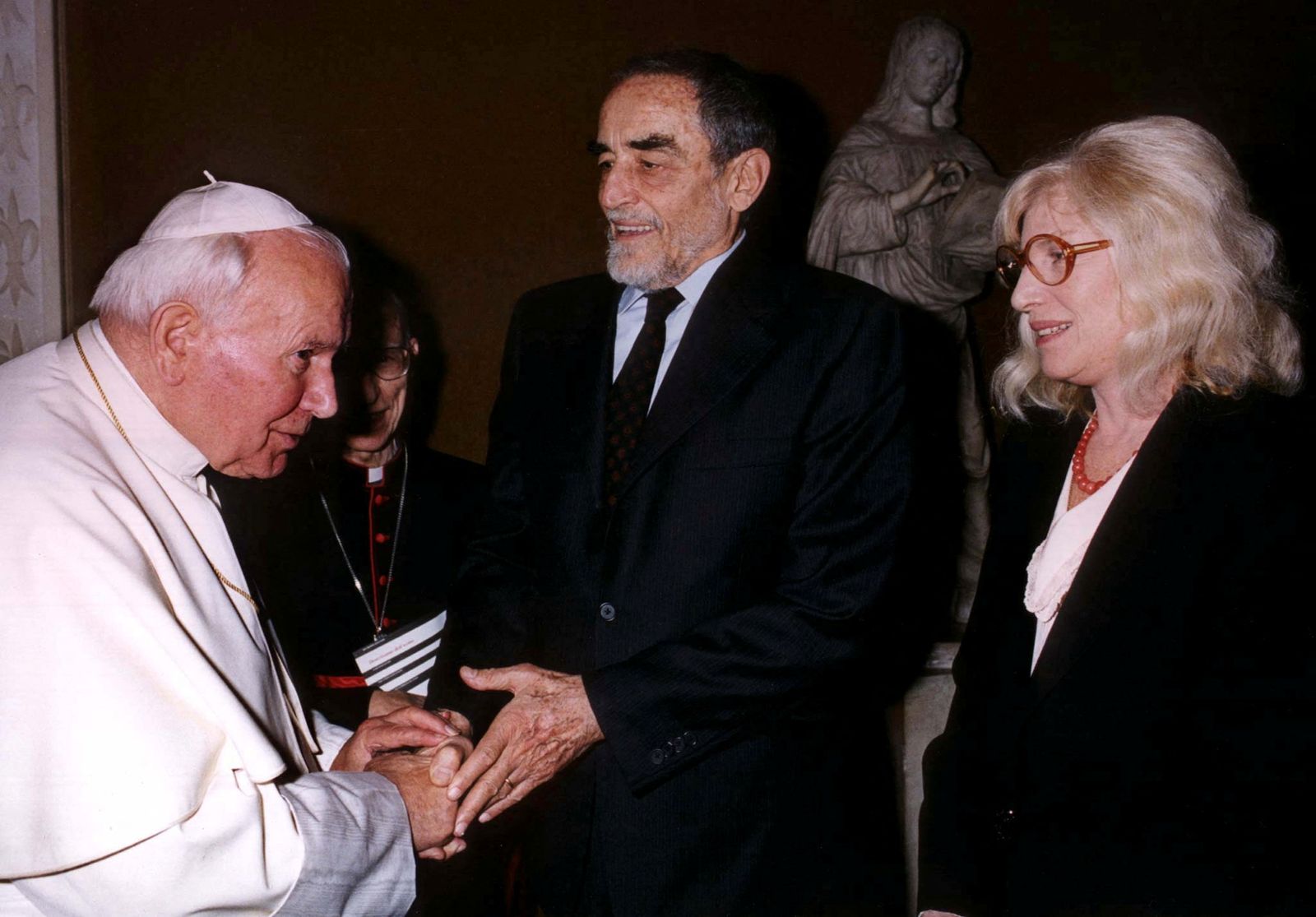 البابا يوحنا بولس الثاني يحيي الممثل الإيطالي فيتوريو جاسمان (وسط) والممثلة مونيكا فيتي عند وصولهما لحضور اجتماع خاص في الفاتيكان - 6 نوفمبر 1997 - Reuters photographer