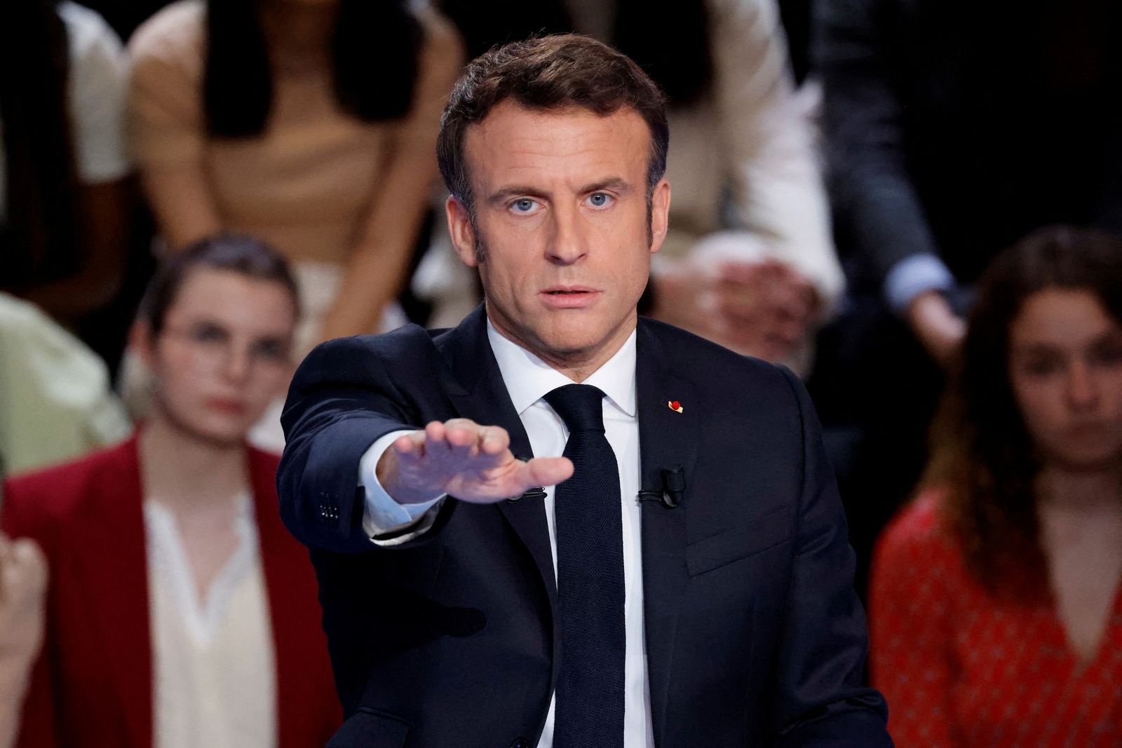 الرئيس الفرنسي إيمانويل ماكرون خلال برنامج تلفزيوني في باريس - 14 مارس 2022 - REUTERS