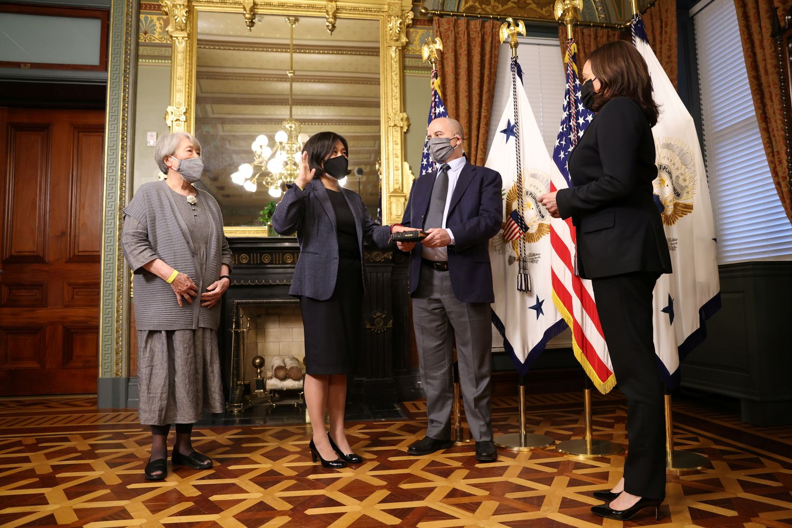 كاثرين تاي الممثلة التجارية الجديدة للولايات المتحدة تؤدي اليمين أمام نائبة الرئيس الأميركي كامالا هاريس في البيت الأبيض- 18 مارس 2021 - REUTERS