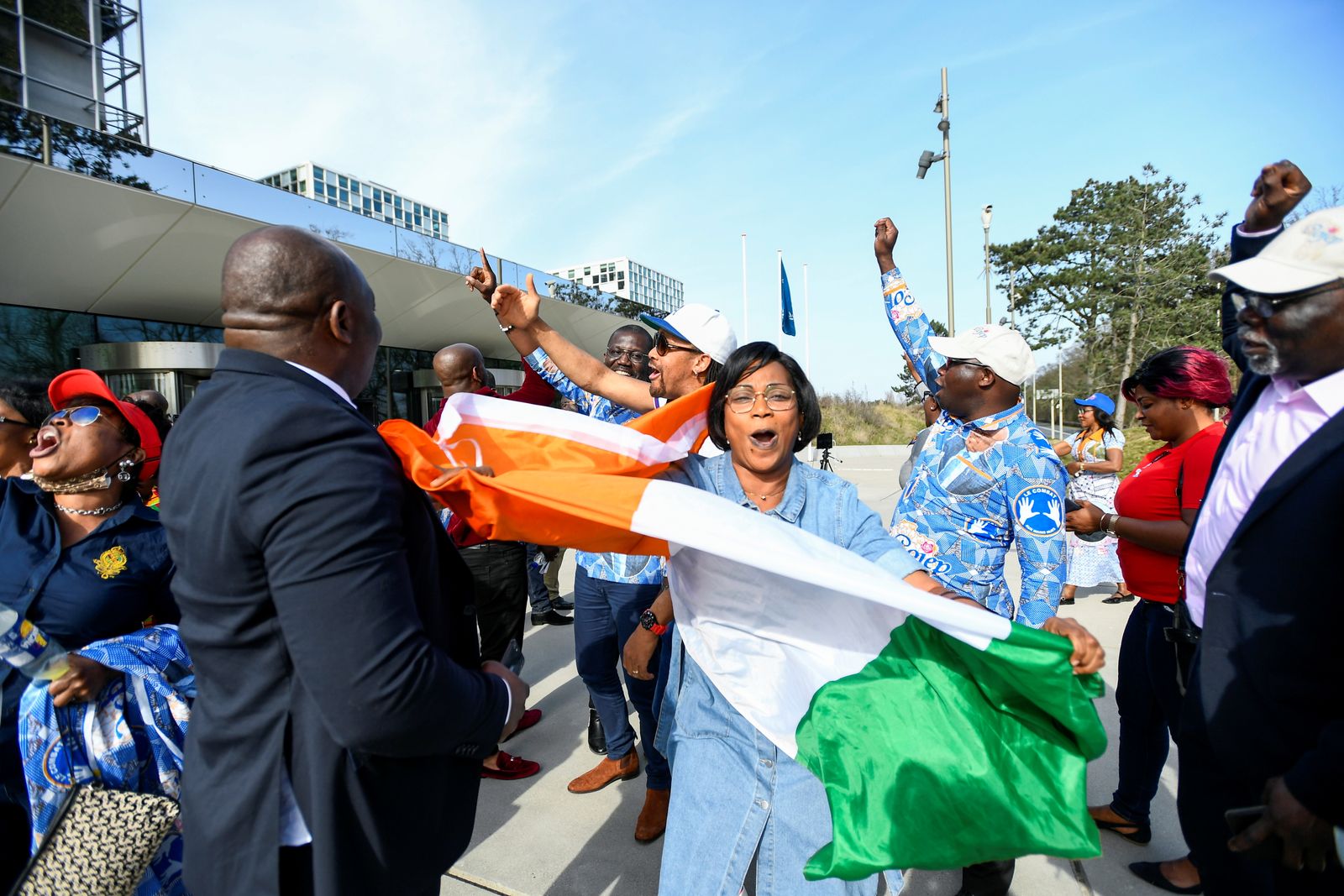 أنصار غباغبو يحتفلون بعد صدور الحكم أمام المحكمة الجنائية الدولية في لاهاي بهولندا. 31 مارس 2021. - REUTERS