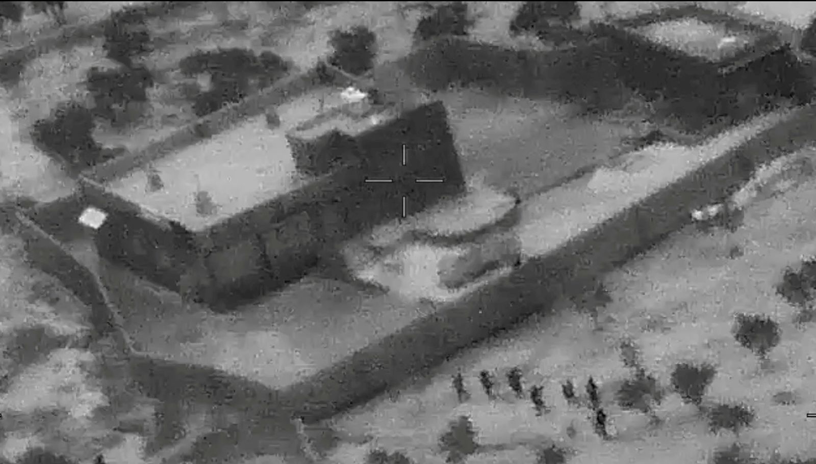 صور ثابتة من فيديو تم تصويره خلال عملية أميركية أسفرت عن مقتل زعيم تنظيم داعش أبوبكر البغدادي، وذلك إثر غارة لقوات أميركية خاصة في منطقة إدلب السورية 26 أكتوبر 2019 - via REUTERS