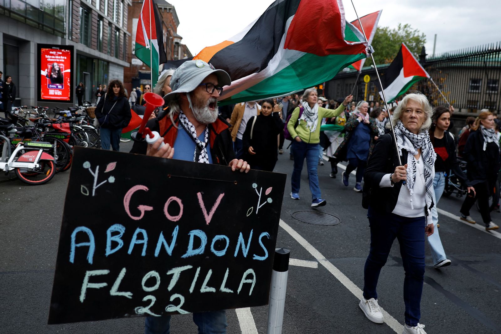 People attend a pro-Palestinian protest after Israel intercepted some of the vessels of the Global Sumud Flotilla aiming to reach Gaza and break Israel's naval blockade, in Dublin, Ireland, October 2, 2025. REUTERS/Clodagh Kilcoyne