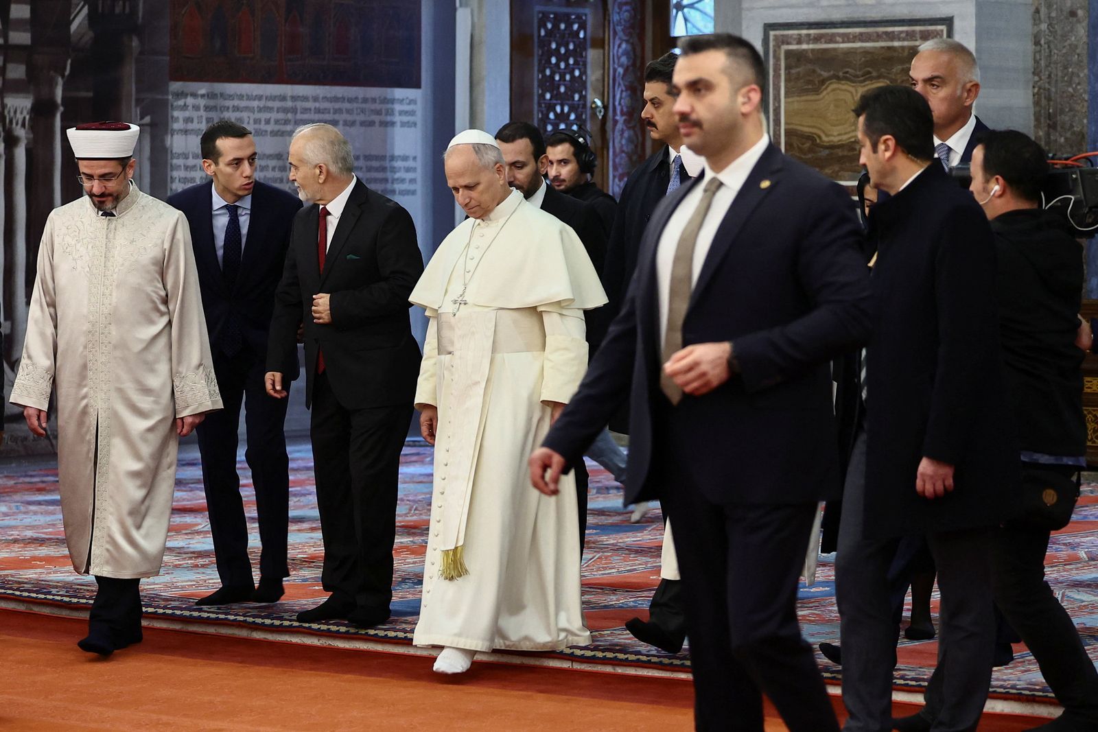 Pope Leo XIV visits the Sultanahmet Mosque, known as the Blue Mosque, during his first apostolic journey, in Istanbul, Turkey, November 29, 2025. REUTERS/Yara Nardi