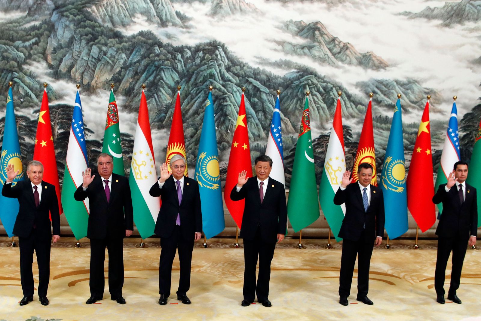 Chinese President Xi Jinping, Kazakhstan's President Kassym-Jomart Tokayev, Kyrgyzstan's President Sadyr Japarov, Tajikistan's President Emomali Rahmon, Turkmenistan's President Serdar Berdymukhamedov and Uzbekistan's President Shavkat Mirziyoyev pose for a group photo during the China-Central Asia Summit in Xian, in China's northern Shaanxi province on May 19, 2023. (Photo by FLORENCE LO / POOL / AFP) - AFP