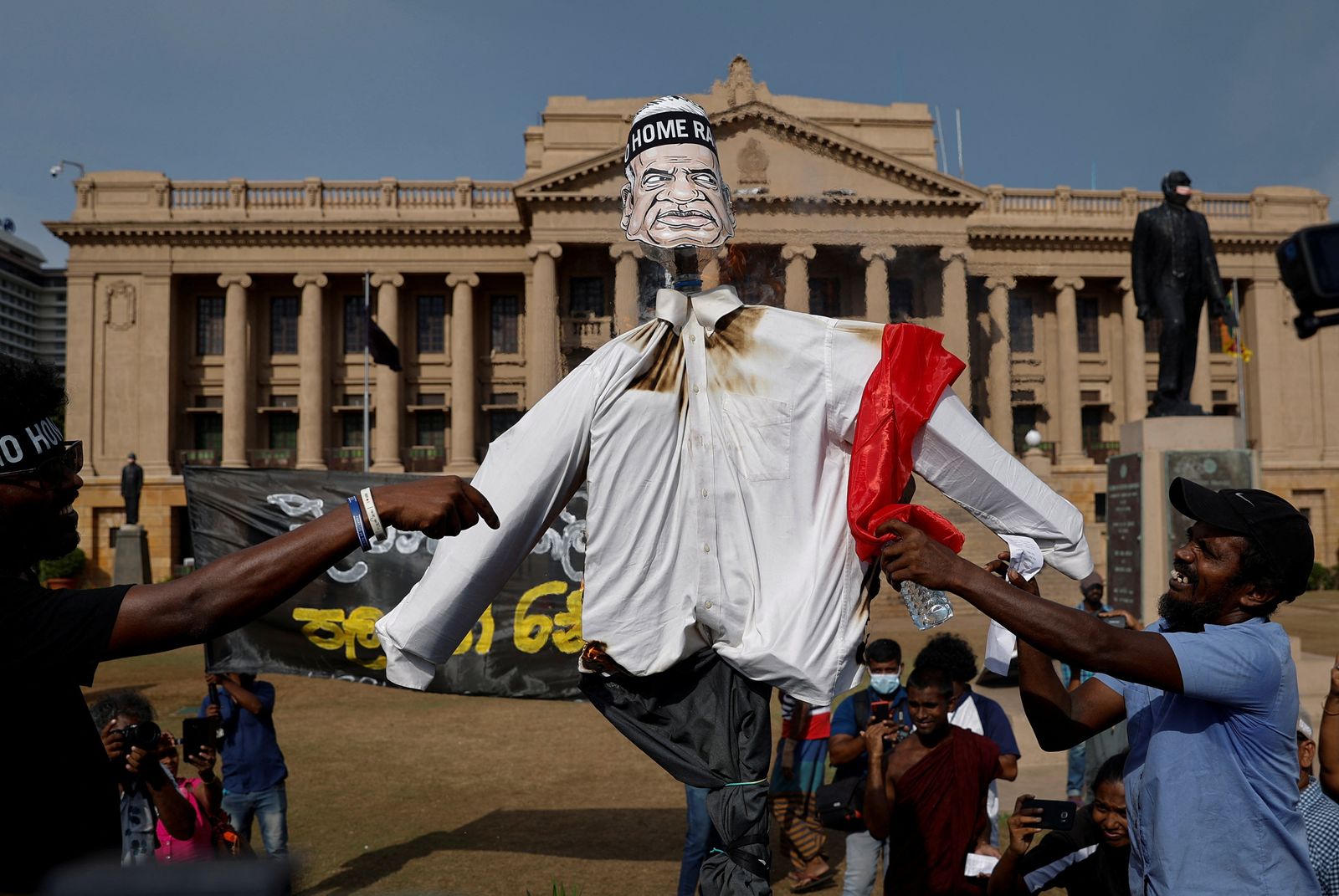 متظاهرون يحرقون دمية تمثل الرئيس السريلانكي الجديد رانيل ويكرميسينجه خلال احتجاج في كولومبو - 19 يوليو 2022 - REUTERS