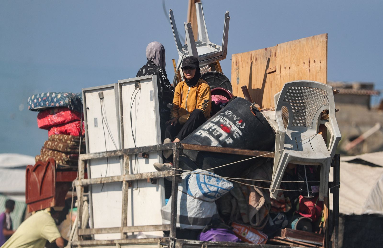 Displaced Palestinians, fleeing northern Gaza due to an Israeli military operation, move southward after Israeli forces ordered residents of Gaza City to evacuate to the south, in the central Gaza Strip, September 12, 2025. REUTERS/Mahmoud Issa