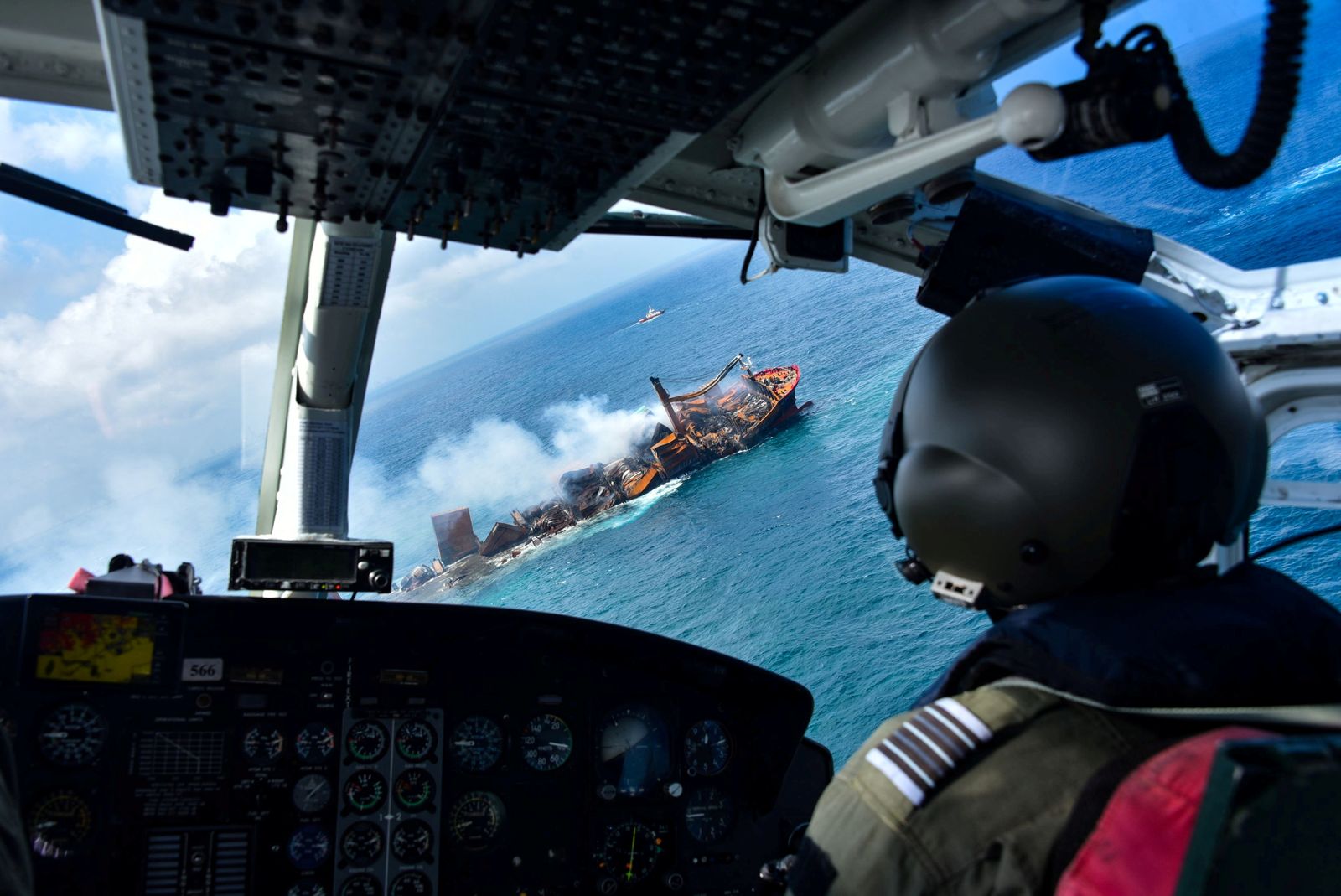 طائرة تراقب الحريق  المتصاعد من السفينة MV X-Press Pearl أثناء غرقها قبالة ميناء كولومبو - REUTERS