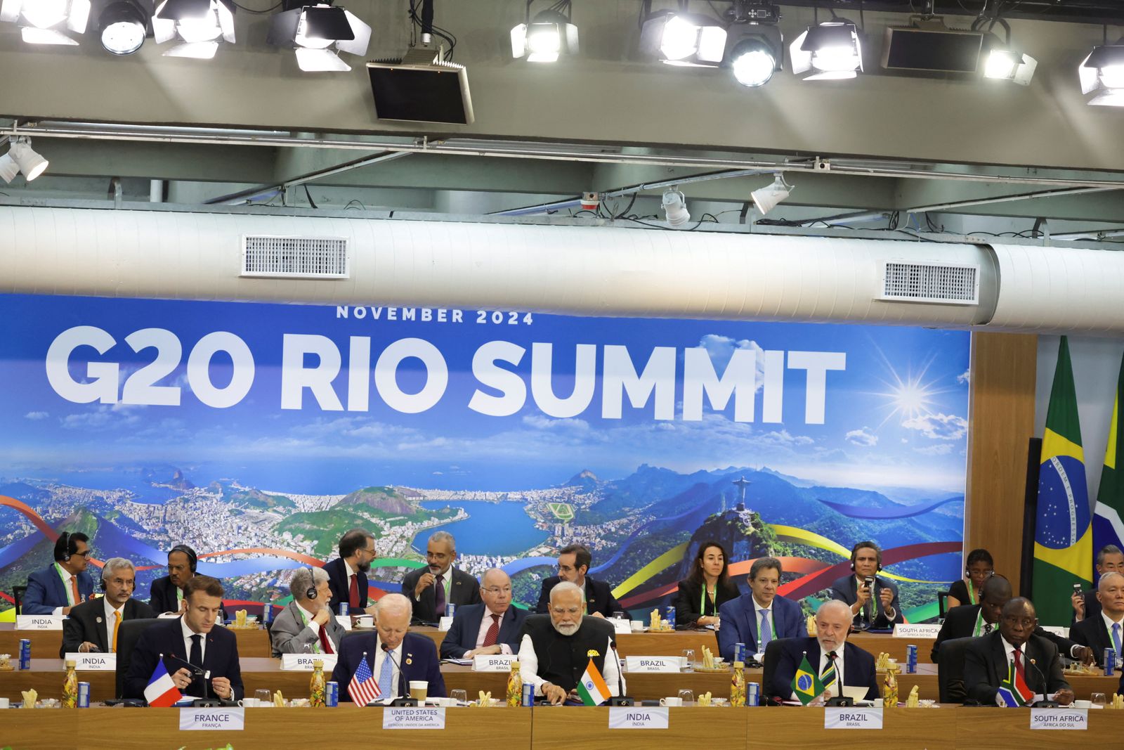 French President Emmanuel Macron, U.S. President Joe Biden, India's Prime Minister Narendra Modi, Brazil's President Luiz Inacio Lula da Silva and South Africa's President Cyril Ramaphosa attend the G20 summit at the Museum of Modern Art in Rio de Janeiro, Brazil, November 18, 2024. REUTERS/Ricardo Moraes