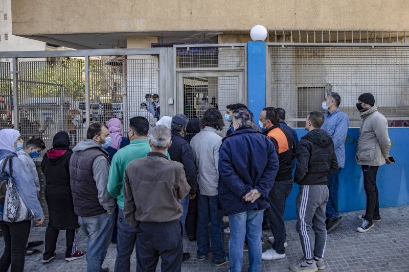 مواطنون لبنانيون يصطفون أمام أحد مراكز توزيع المساعدات الغذائية في بيروت - بلومبرغ