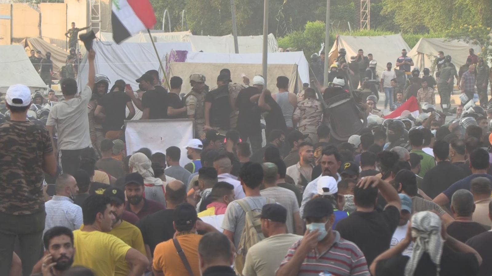 محتجون على نتائج الانتخابات العراقية أمام المنطقة الخضراء في بغداد - الشرق