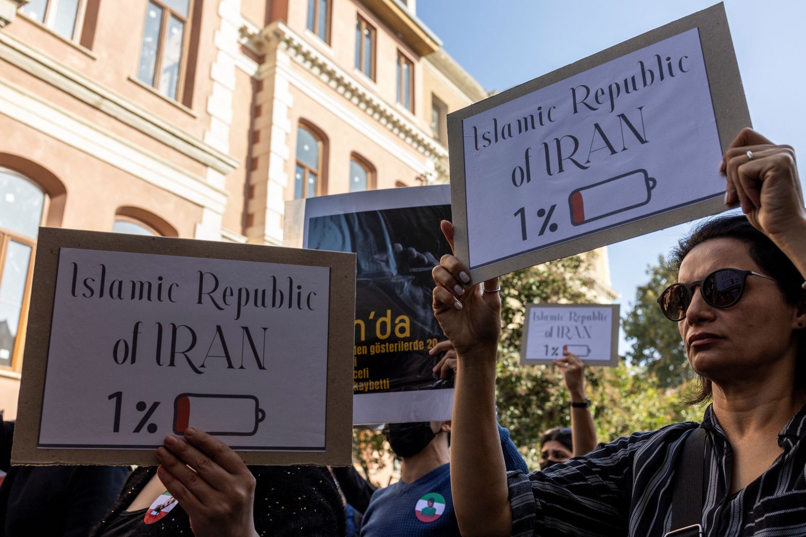 إيرانيات مقيمات بتركيا خلال وقفة أمام قنصية إيران بإسطنبول، تضامناً مع الاحتجاجات في إيران- 4 نوفمبر 2022 - REUTERS