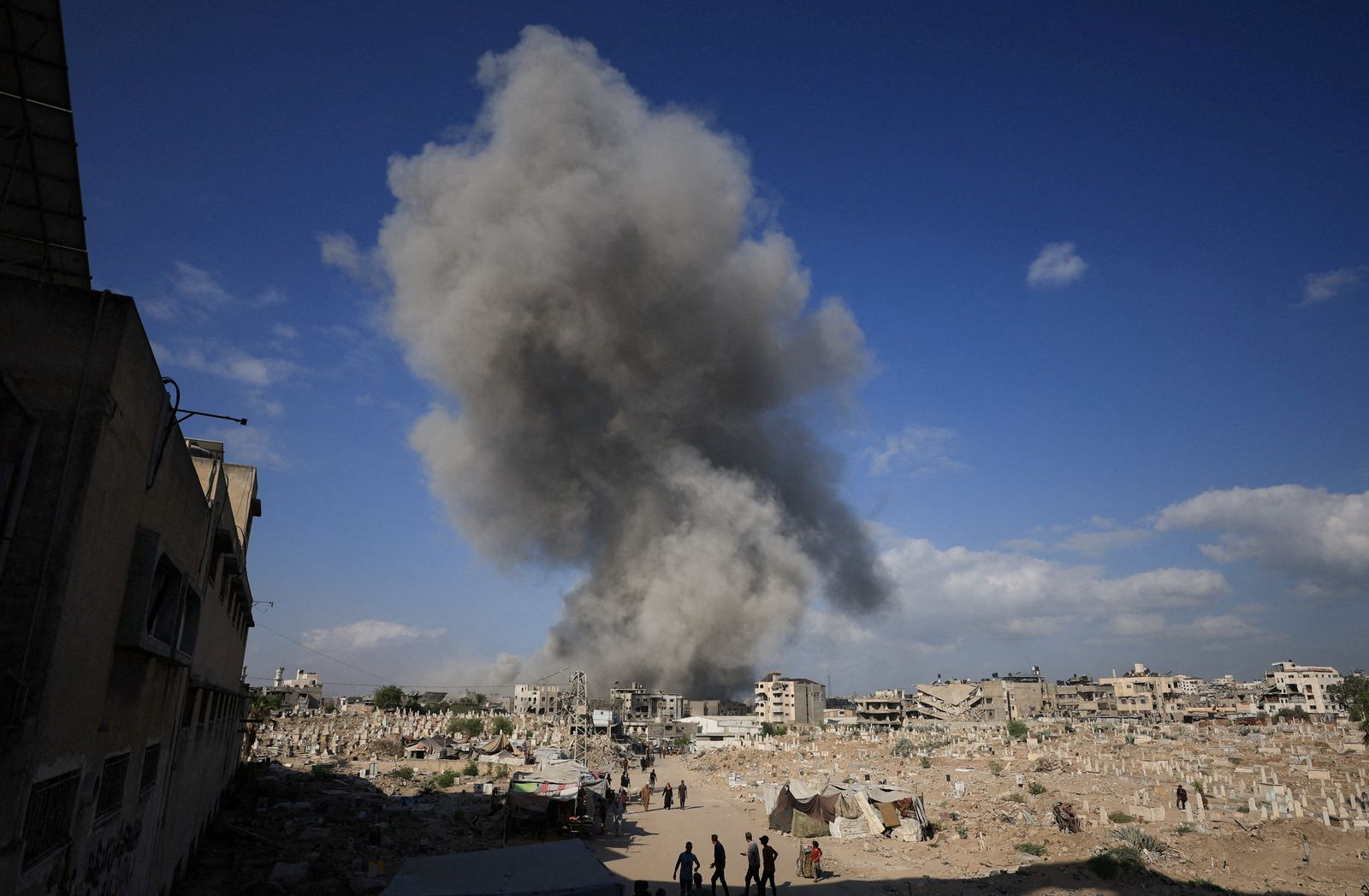 Smoke rises following an explosion during an Israeli operation in Gaza City, August 28, 2025. REUTERS/Dawoud Abu Alkas     TPX IMAGES OF THE DAY
