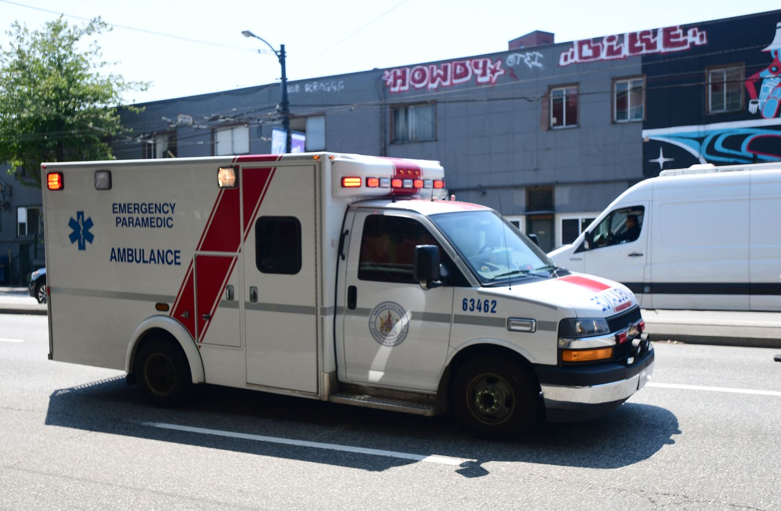 سيارة إسعاف لنقل مصابين بالانهاك الحراري خلال الطقس الحار في فانكوفر. كولومبيا البريطانية.  - AFP