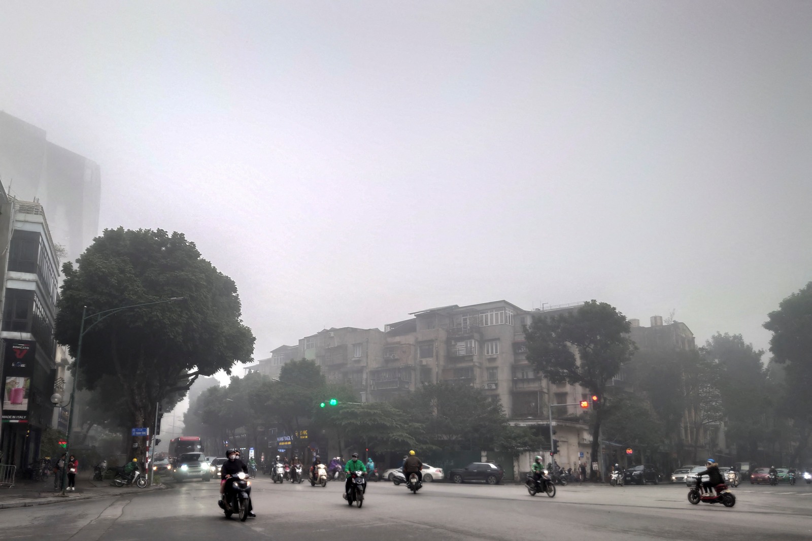 منظر لحركة المرور وسط تلوث الهواء في هانوي، فيتنام، 2 فبراير 2024