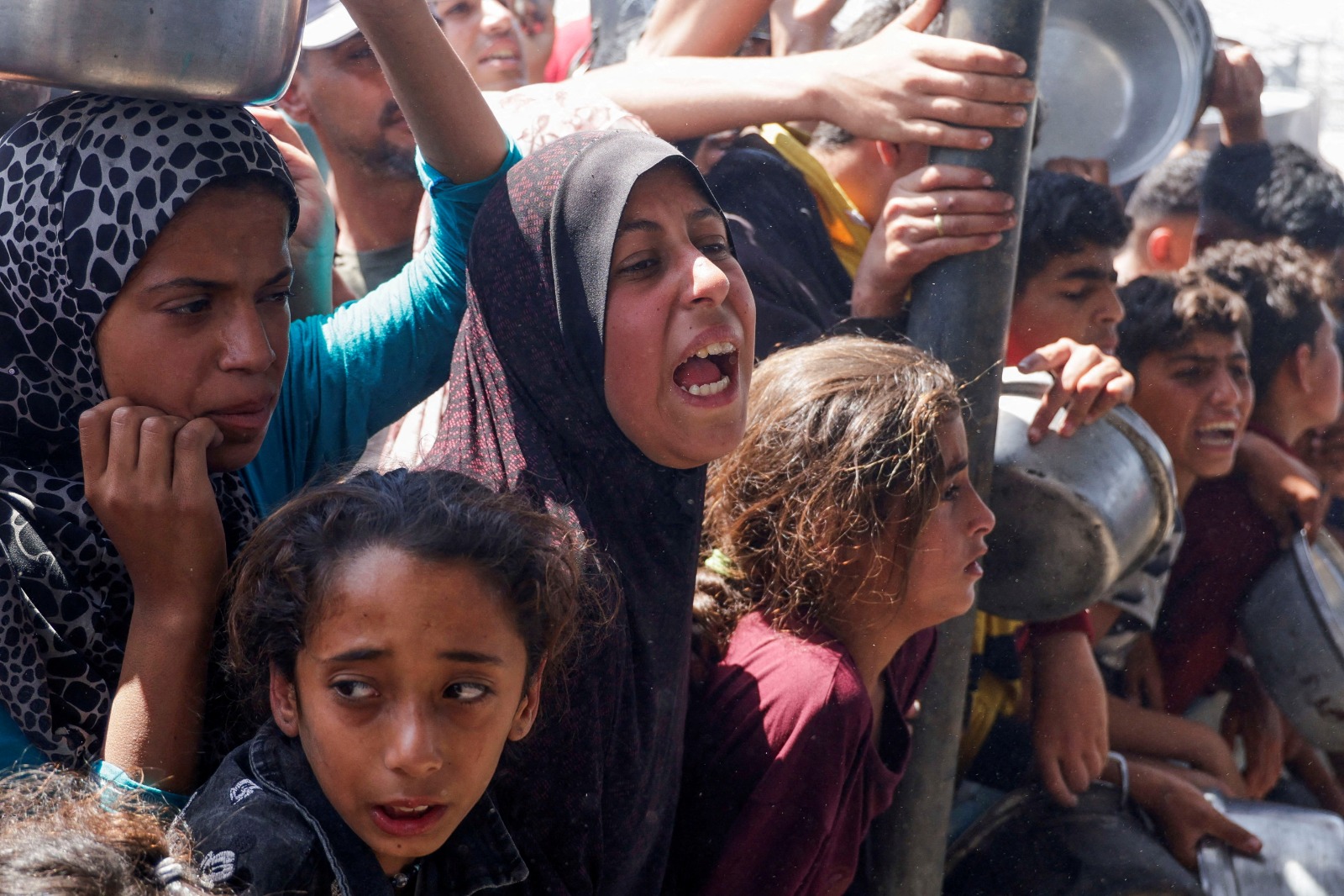 فلسطينيون خلال تجمع للحصول على طعام أعدته جمعية خيرية في خان يونس جنوب قطاع غزة. 29 أبريل2025.