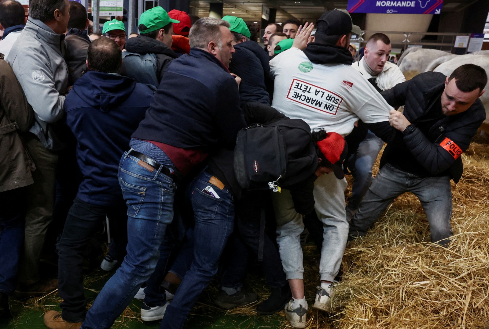 اشتباكات بين مزارعين والشرطة الفرنسية خلال معرض الزراعة في باريس، فرنسا، 24 فبراير 2024