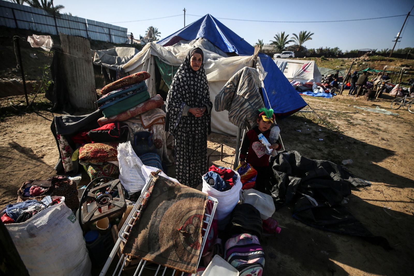 فلسطينيون في مخيم المواسي المؤقت للنازحين غرب خان يونس في جنوب قطاع غزة وسط أضرار الهجمات الإسرائيلية. 10 مارس 2024