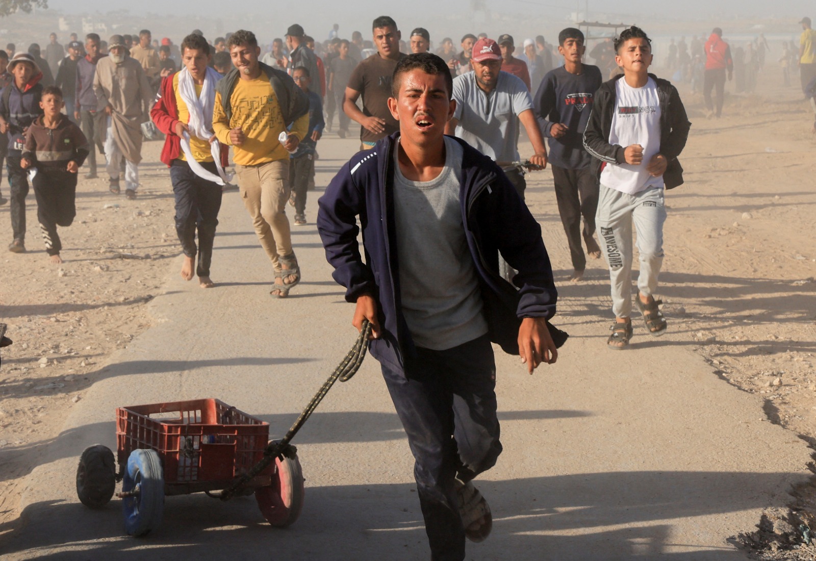 فلسطينيون يحاولون الحصول على مساعدات من 'مؤسسة غزة الإنسانية' المدعومة من الولايات المتحدة وإسرائيل في خان يونس جنوبي قطاع غزة. 29 مايو 2025