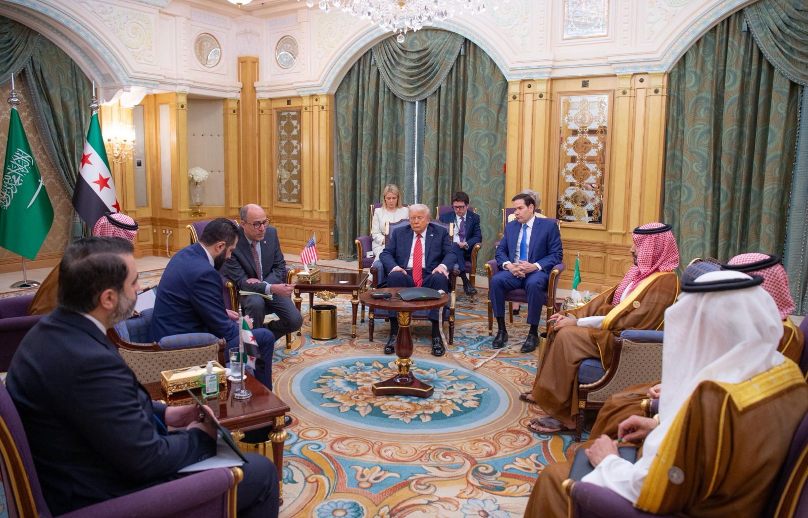 لقاء الرئيس الأميركي دونالد ترمب مع نظيره السوري أحمد الشرع بمشاركة ولي العهد السعودي الأمير محمد بن سلمان في الرياض. 14 مايو 2025