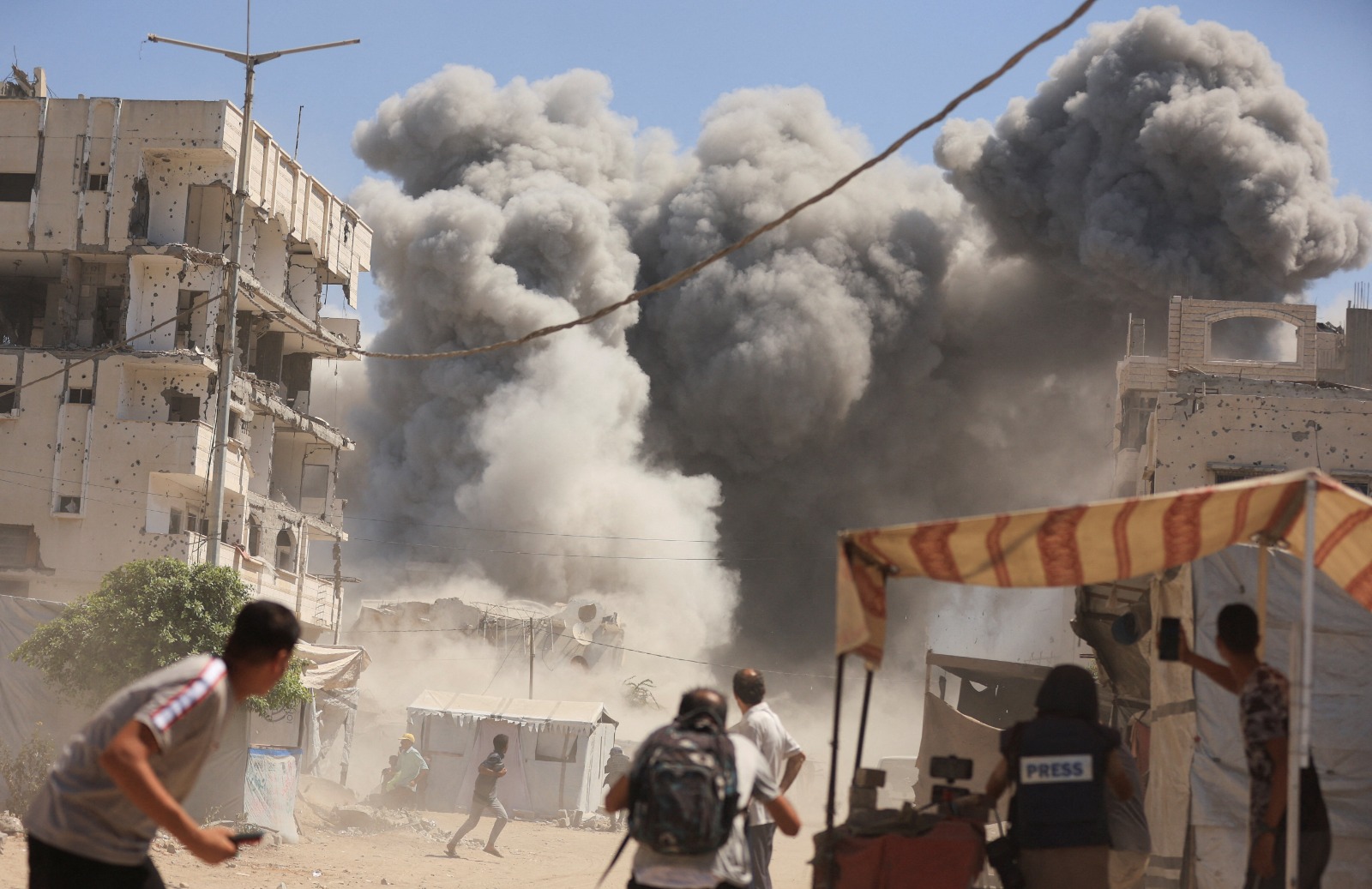 تصاعد الدخان من مبنى سكني بعد استهدافه في غارة جوية إسرائيلية في مدينة غزة. 14 سبتمبر 2025