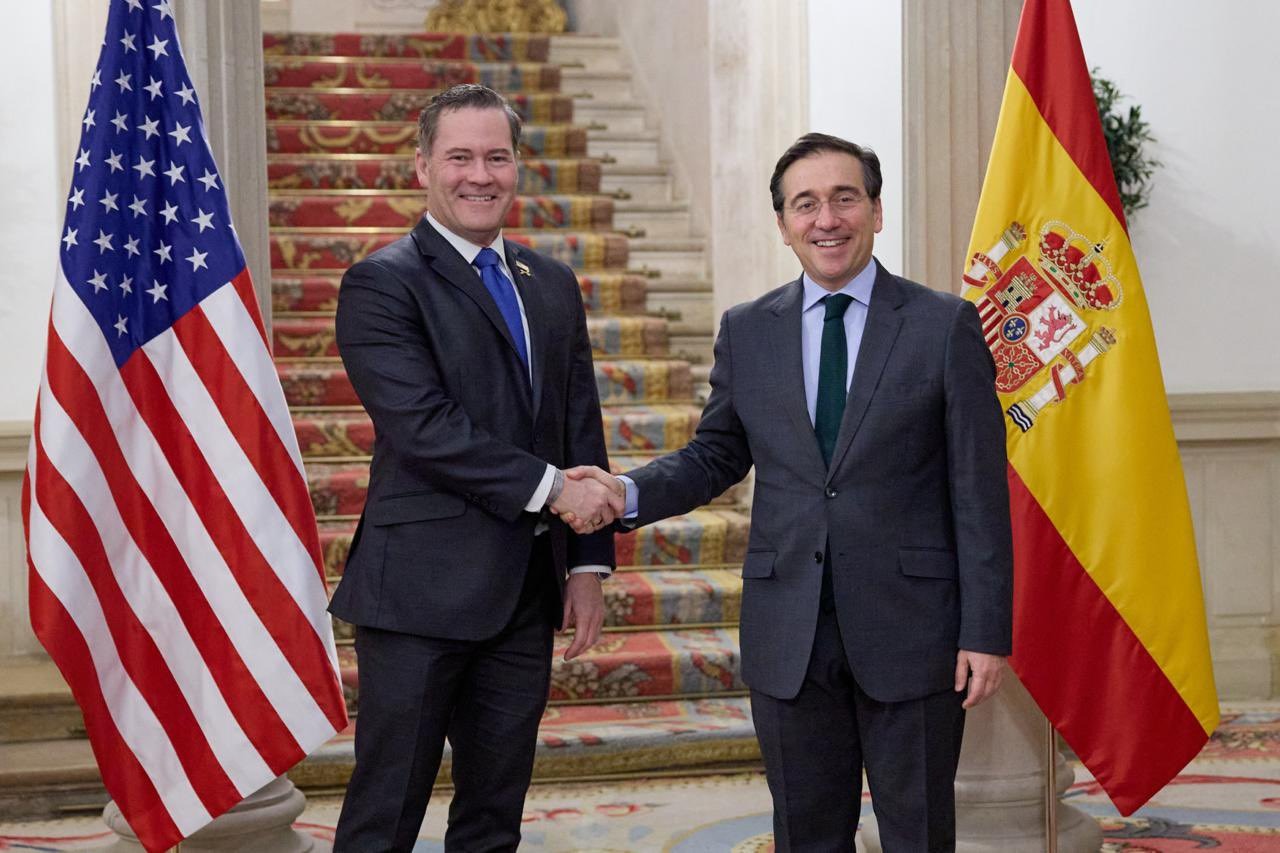 وزير الخارجية الإسباني خوسي مانويل ألباريس خلال استقبال السفير الأميركي لدى الأمم المتحدة مايك والتز في مدريد. 10 فبراير 2026 - @jmalbares