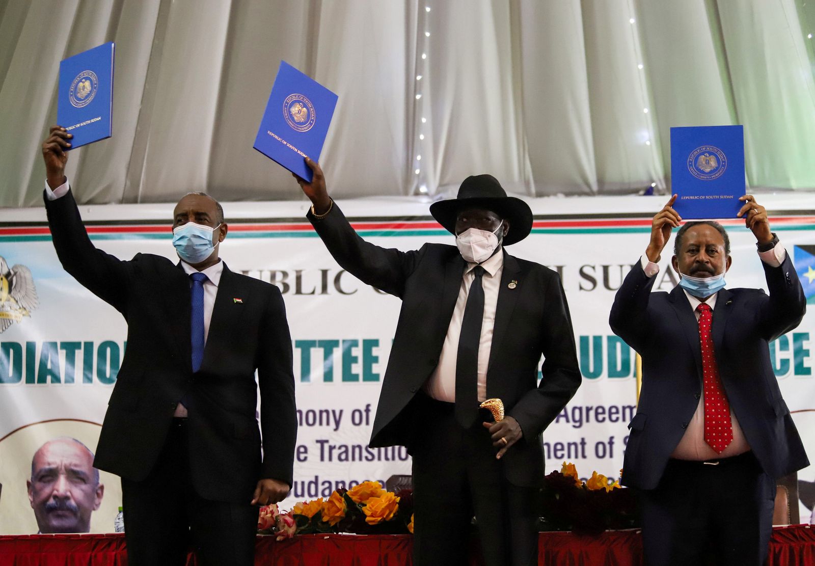رئيس المجلس السيادي السوداني عبد الفتاح البرهان ورئيس جنوب السودان سلفا كير ورئيس الوزراء السوداني عبد الله حمدوك يرفعون نسخا من اتفاق السلام  - REUTERS