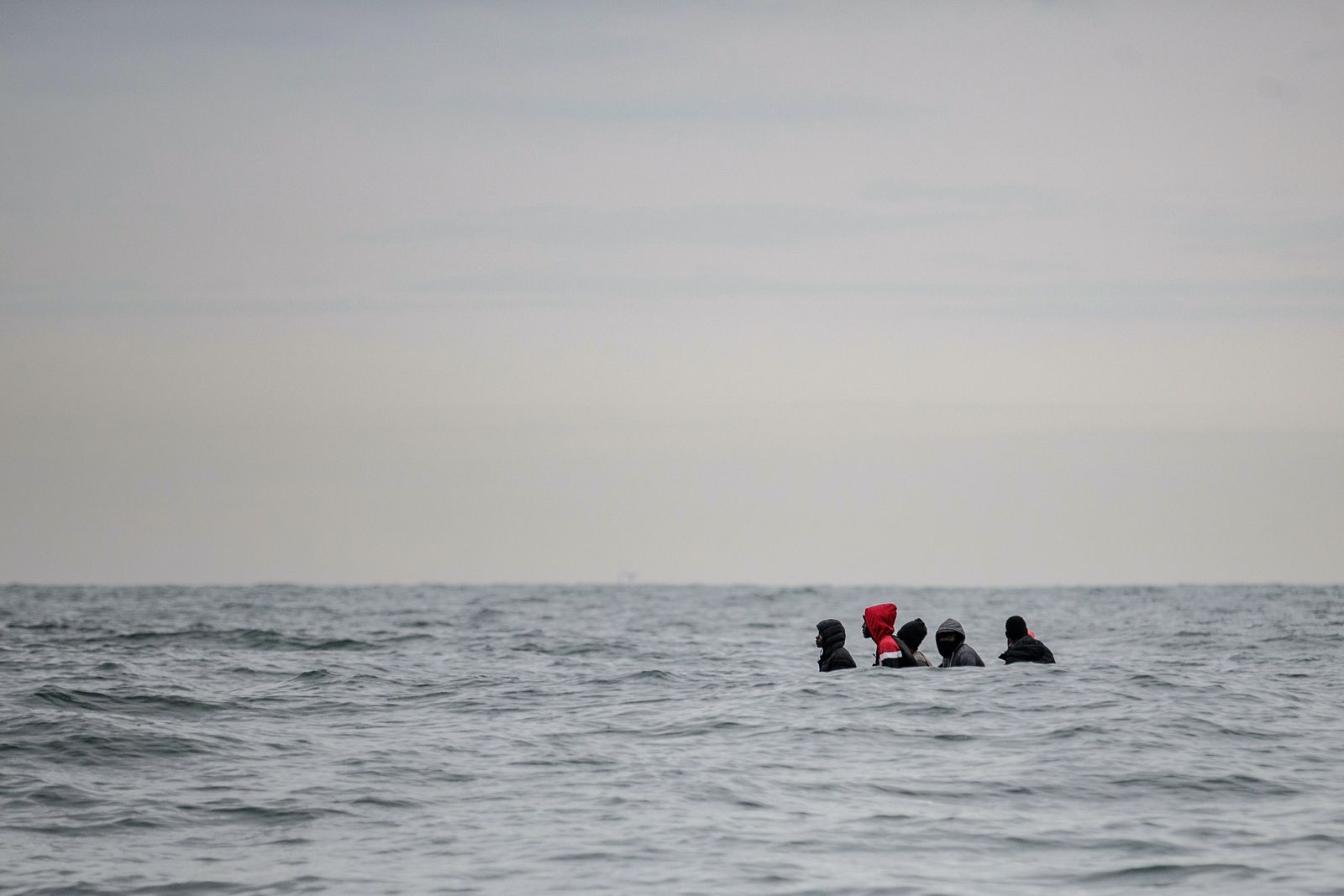 مهاجرون يحاولون عبور المانش باتجاه السواحل البريطانية 27 أغسطس 2020  - AFP