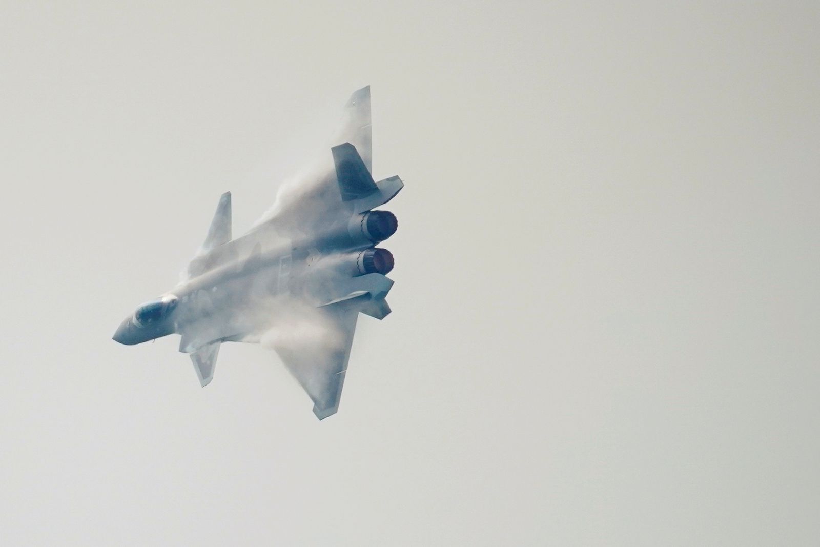 طائرة مقاتلة شبحية من طراز J-20تقدم عروضها في معرض الصين الجوي - 28 سبتمبر 2021 - REUTERS