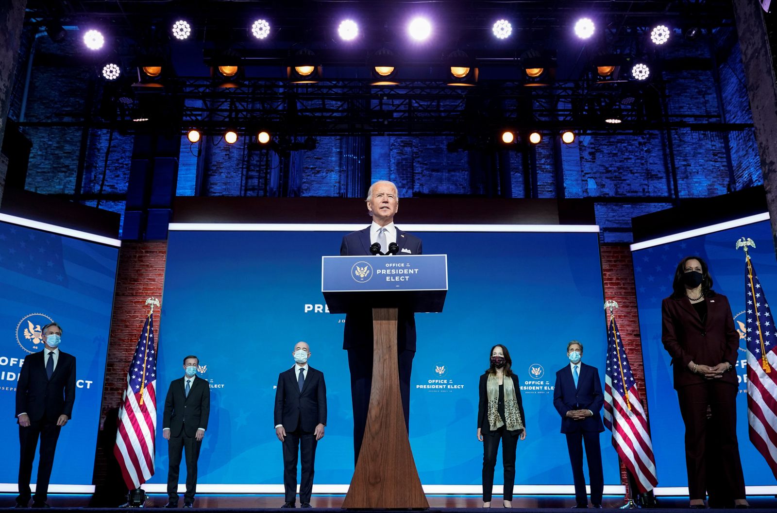الرئيس الأميركي المنتخب جو بايدن يقف مع مرشحيه لفريق الأمن القومي في ويلمنجتون ، ديلاوير - REUTERS