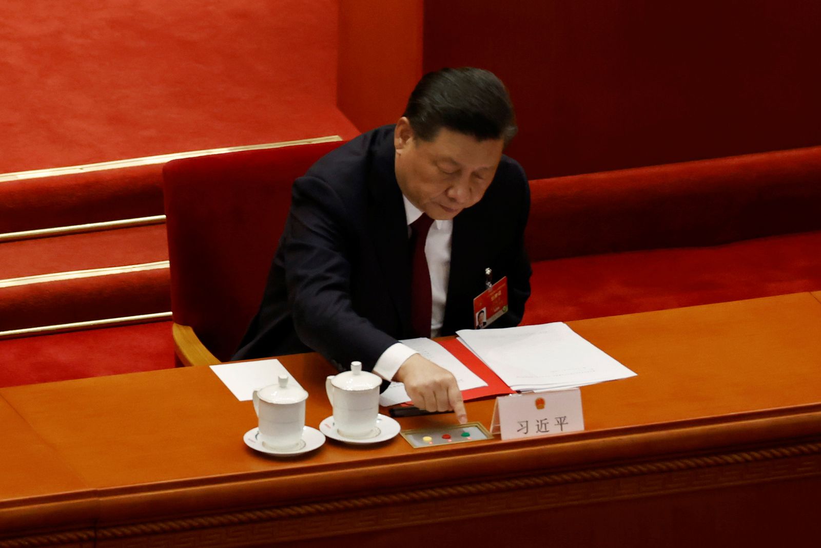 الرئيس الصيني شي جينبينغ يصوّت على التعديلات الانتخابية لهونغ كونغ في البرلمان - 11 مارس 2021 - REUTERS