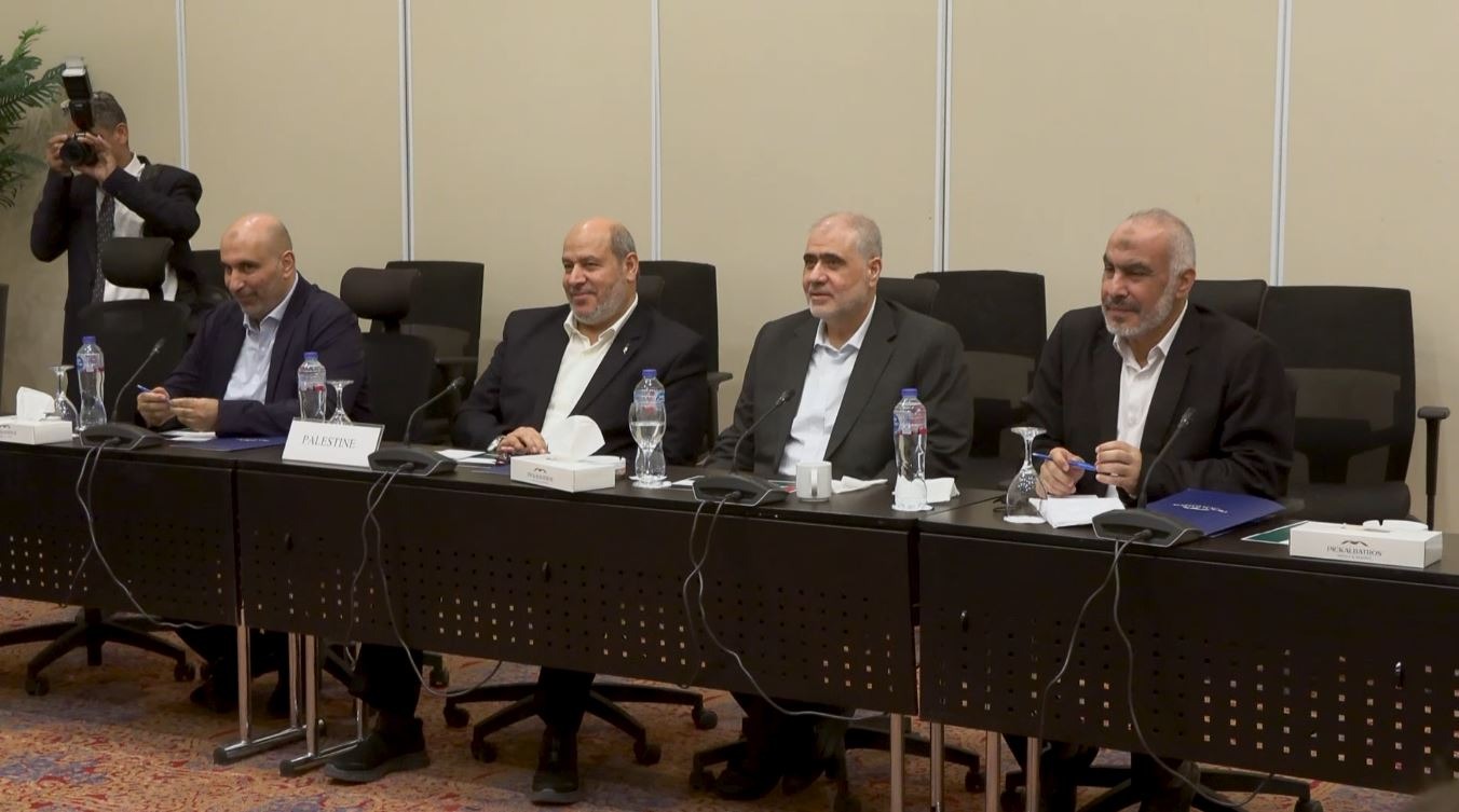 أعضاء الوفد الفلسطيني المشارك في مفاوضات وقف حرب غزة بشرم الشيخ. 8 أكتوبر 2025