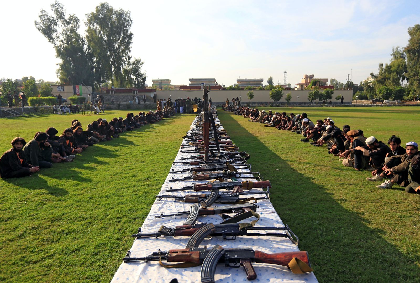جانب من الأسلحة التي جمعتها الحكومة الأفغانية السابقة من داعش - 17 نوفمبر 2019 - REUTERS
