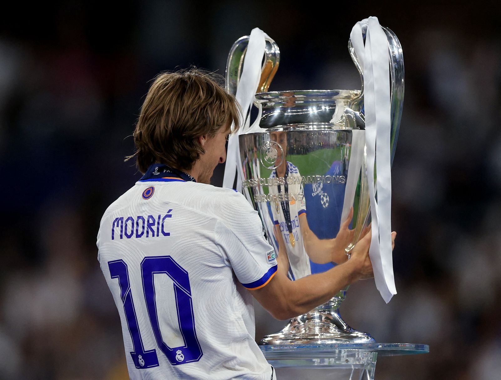 لوكا مودريتش لاعب ريال مدريد يحمل كأس دوري أبطال أوروبا لكرة القدم - REUTERS