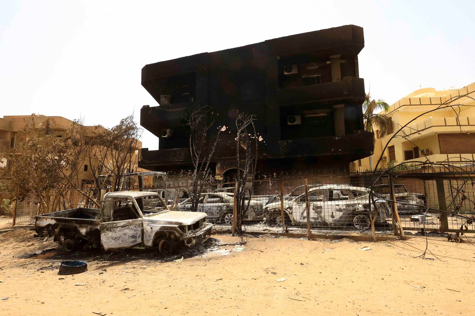 آثار دمار جراء الاشتباكات بين الجيش السوداني وقوات الدعم السريع في الخرطوم. 27 أبريل 2023 - REUTERS