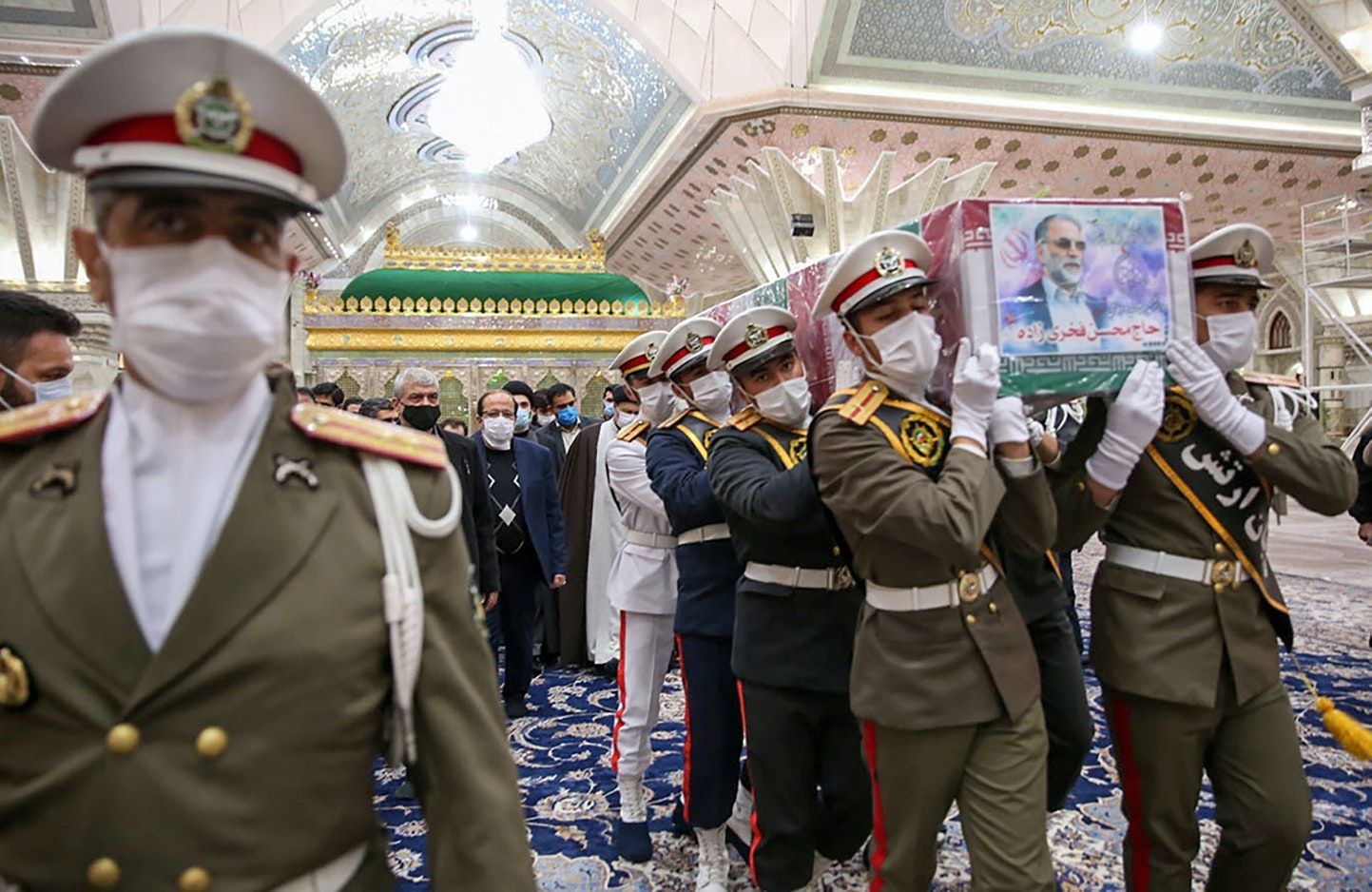 عناصر من القوات الإيرانية المسلحة يحملون نعش العالم النووي الإيراني محسن فخري زاده يوم 29 نوفمبر 2020 - VIA REUTERS