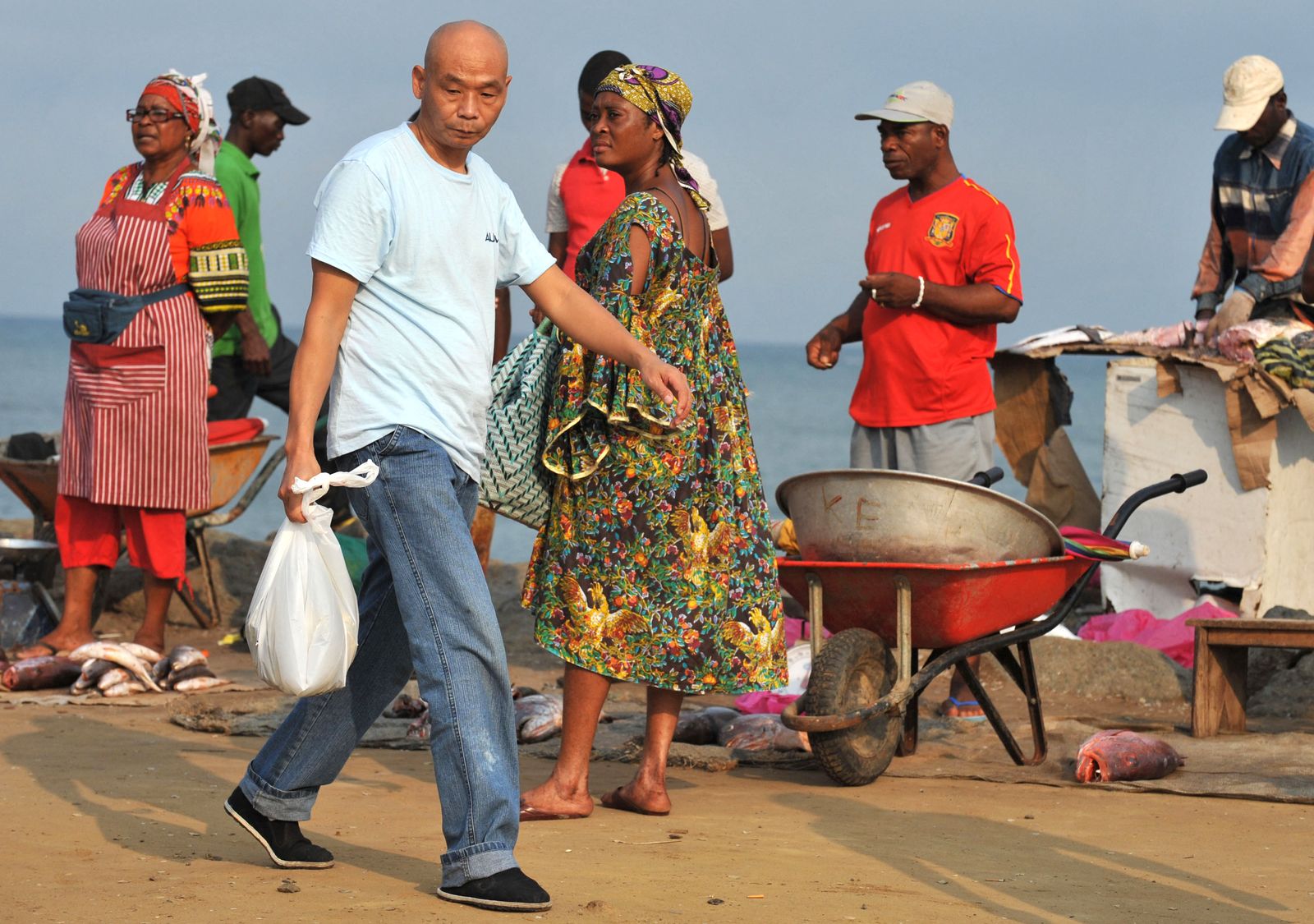 مواطن صيني في ميناء الصين التجاري في باتا، غينيا الاستوائية. يناير 2012. - AFP