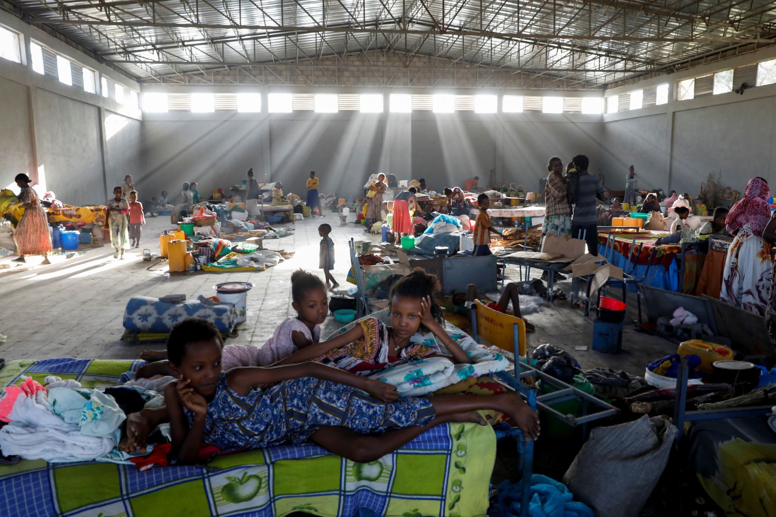 نازحون في حرم جامعة تحوّلت إلى مأوى مؤقت في إقليم تيغراي - 14 مارس 2021 - REUTERS