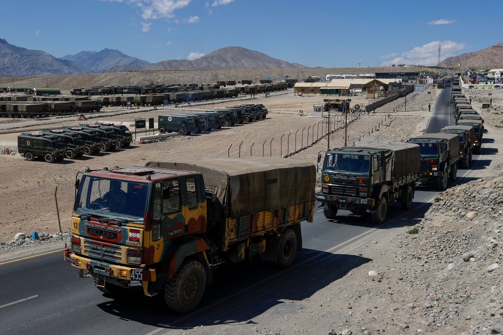 شاحنات عسكرية تحمل إمدادات تتجه نحو منطقة لداخ - 15 سبتمبر 2020 - REUTERS