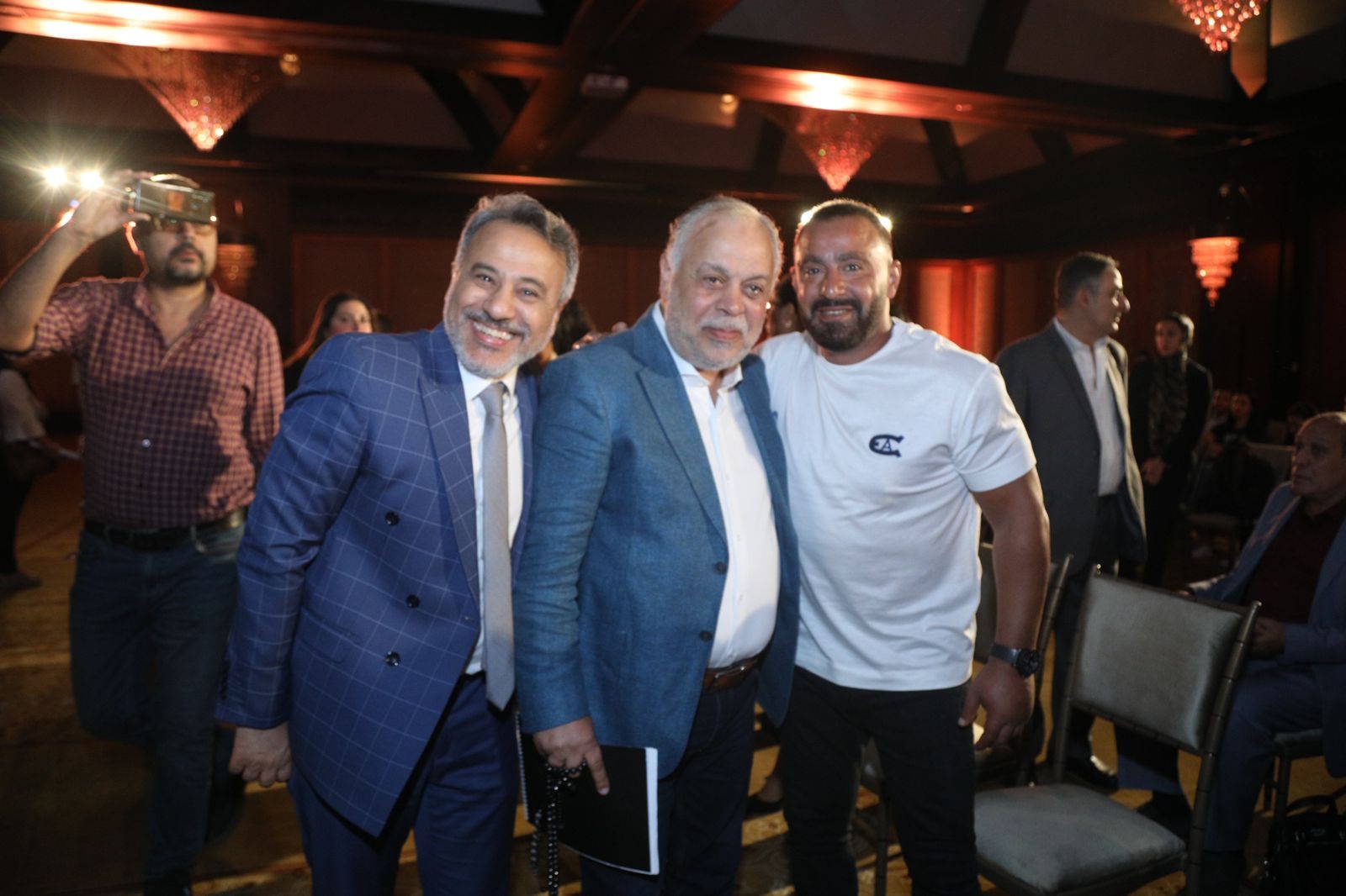 أشرف زكي مع أحمد السقا وإيهاب فهمي أثناء المؤتمر - الشرق