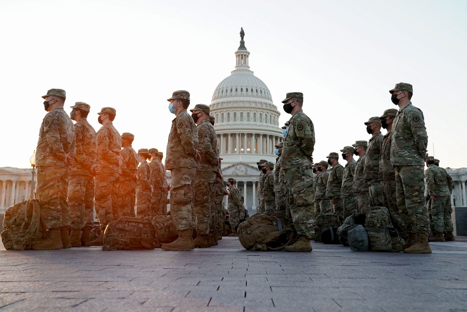 أعضاء من الحرس الوطني يجتمعون في مبنى الكابيتول الأمريكي بواشنطن - REUTERS