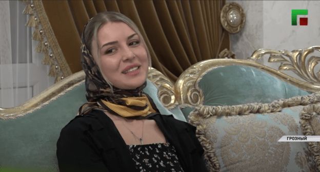 حليمة تاراموفا كما ظهرت على التلفزيون الرسمي في الشيشان، وهي تتراجع عن أقوالها - Video grab
