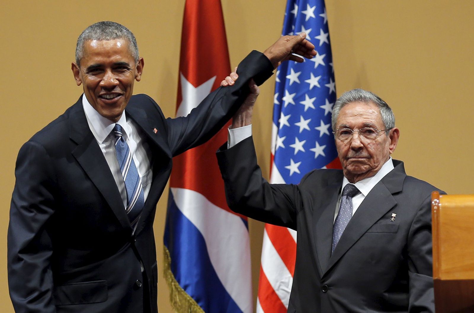 الرئيسان السابقان، الكوبي راوول كاسترو والأميركي باراك أوباما، بعد مؤتمر صحافي في هافانا - 21 مارس 2016 - REUTERS