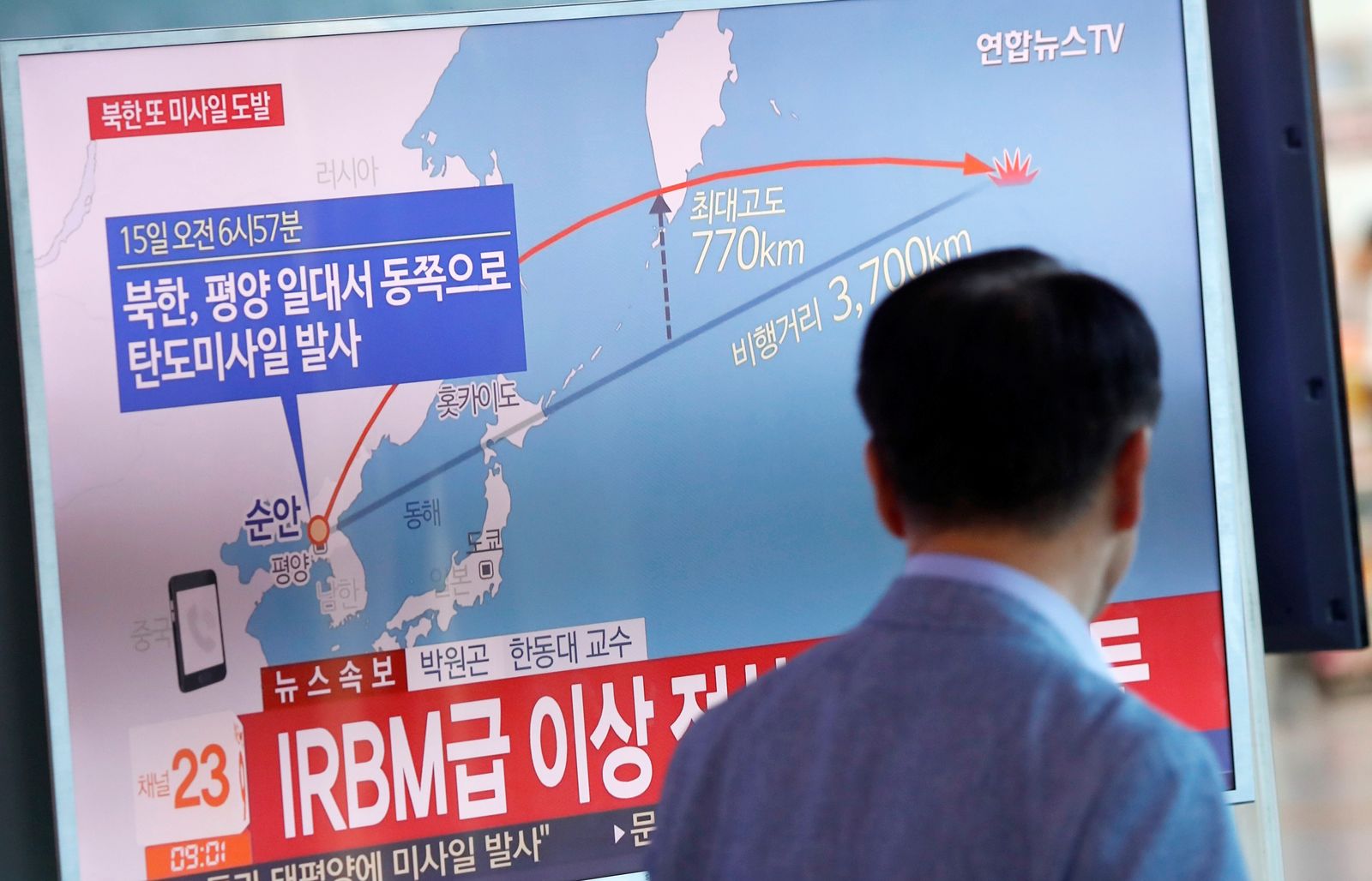 يتابع تقريراً تلفزيونياً في سيول عن إطلاق كوريا الشمالية صاروخاً حلّق فوق جزيرة هوكايدو شمال اليابان - 15 سبتمبر 2017 - REUTERS