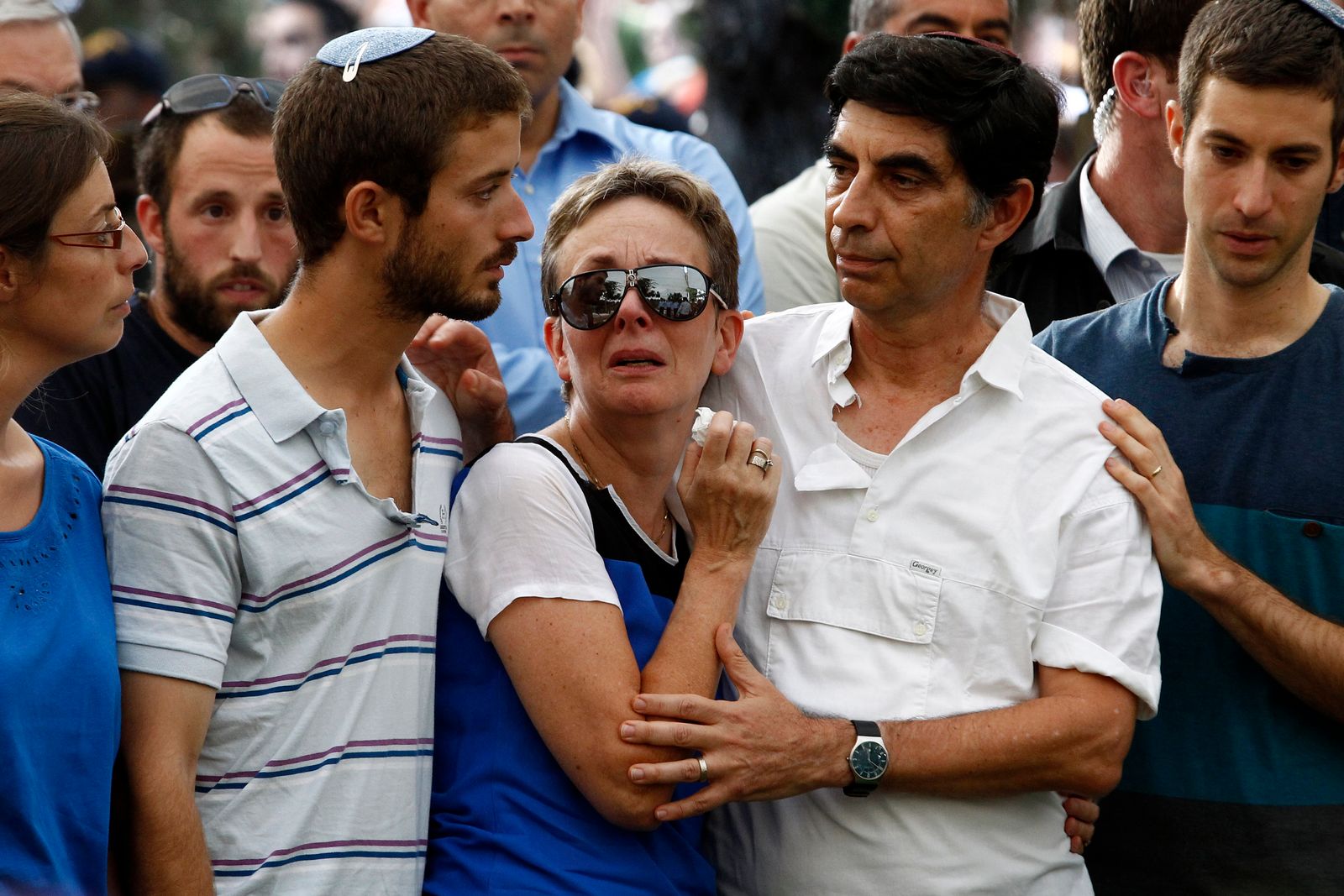 أسرة الملازم الإسرائيلي هادار غولدن خلال تشييعه في كفار سابا قرب تل أبيب - 3 أغسطس 2014 - REUTERS