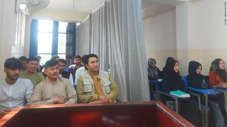 طلاب وطالبات في قاعة دراسية لجامعة ابن سينا ​​في كابول - 6 سبتمبر 2021  - SOCIAL MEDIA