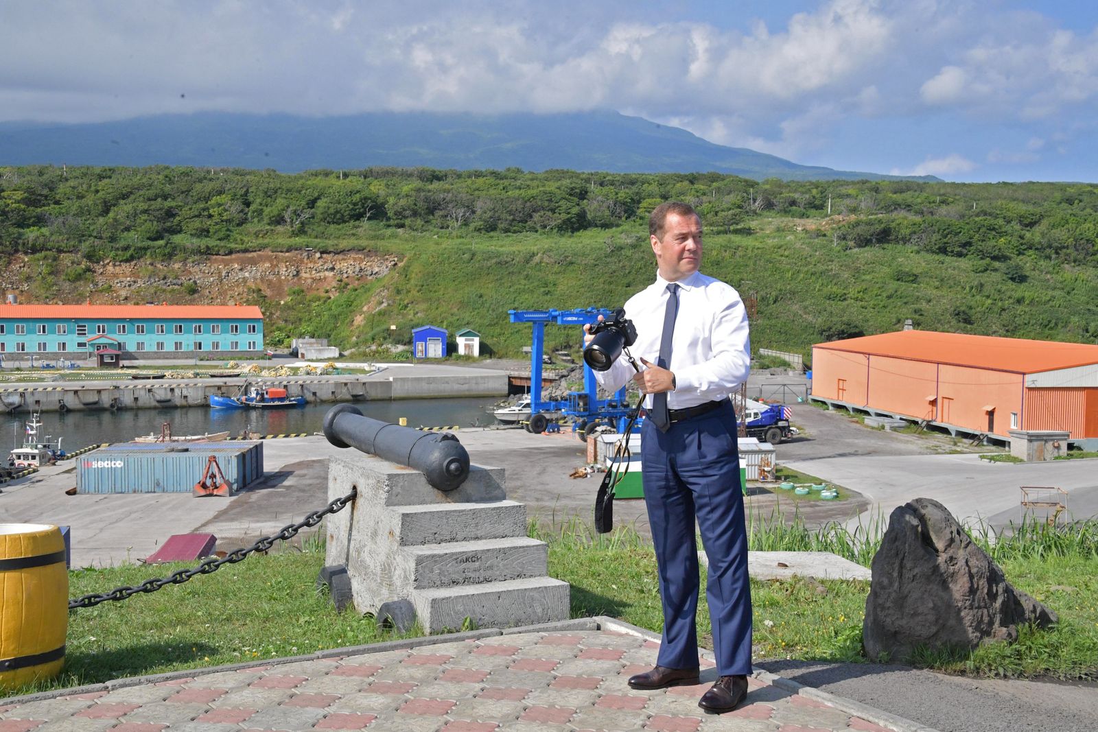 رئيس الوزراء الروسي السابق ديمتري مدفيديف خلال زيارته إيتوروب في جزر الكوريل - 2 أغسطس 2019 - REUTERS